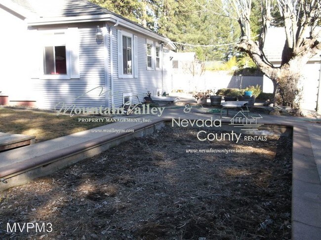 Building Photo - 635 Searls Ave