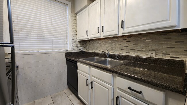 Foto del edificio - 6304 Bancroft Ave