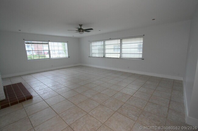 Foto del edificio - 1040 Crystal Lake Dr