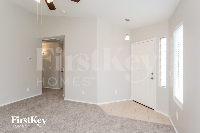 Foto del edificio - 557 E Jeanne Ln