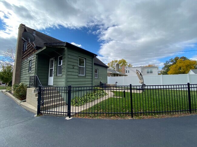 Building Photo - 461 W Verret St