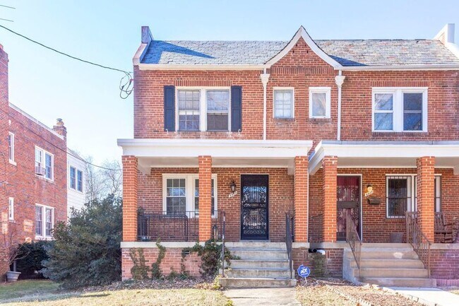 Building Photo - Beautiful Three Bedroom Abode in Brookland...
