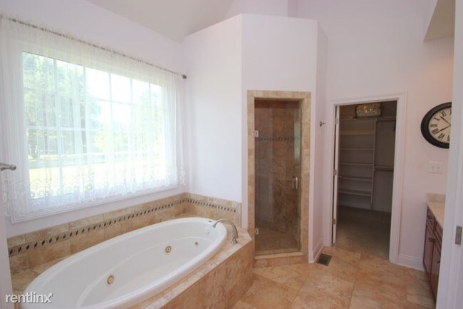 Building Photo - 4 br, 3.5 bath House - 10858 Brooks School Rd