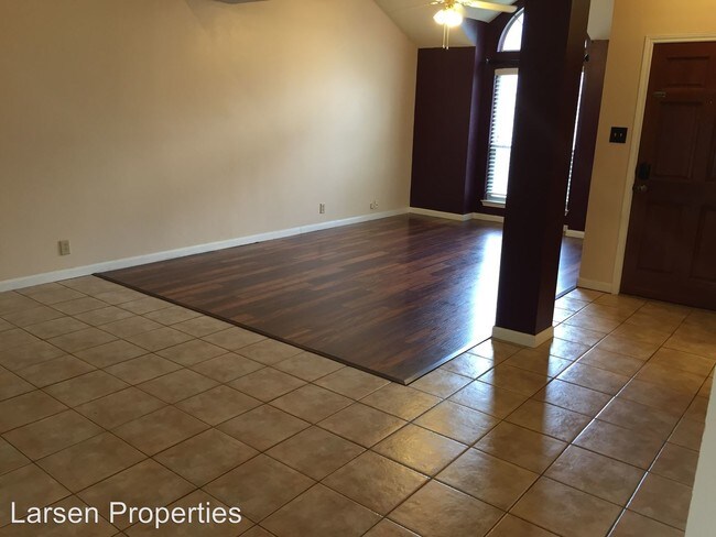 Building Photo - 8147 Oak Island Dr