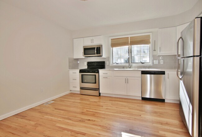 Building Photo - 14 Dora St