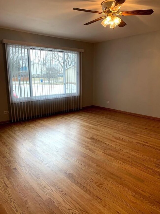 Building Photo - 5S731 Meadow Lake Ct