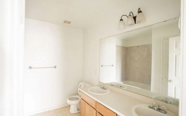 Building Photo - Newly Renovated 3-Bed, 2-Bath Gem in Prime...