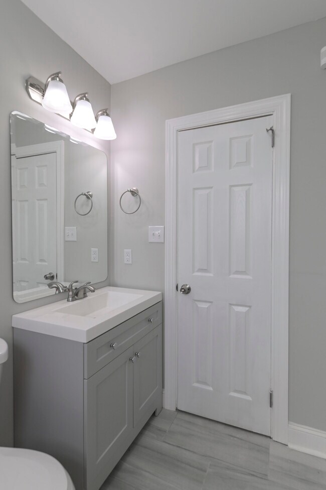 Building Photo - 2229 Chestnut St