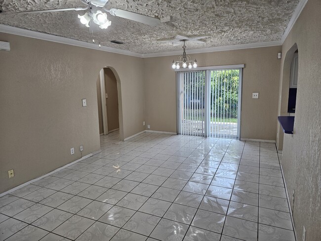 Building Photo - 891 NW 34th Way