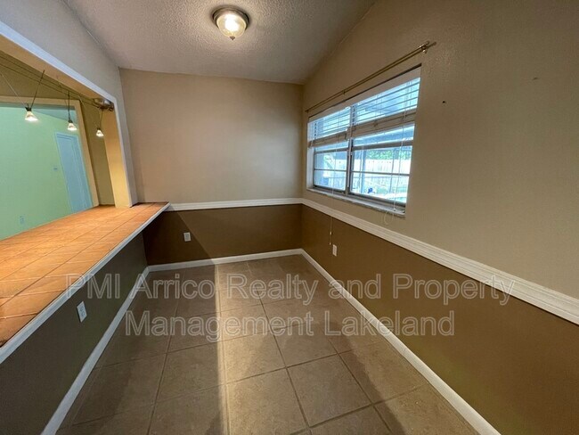 Building Photo - 750 Shady Ln