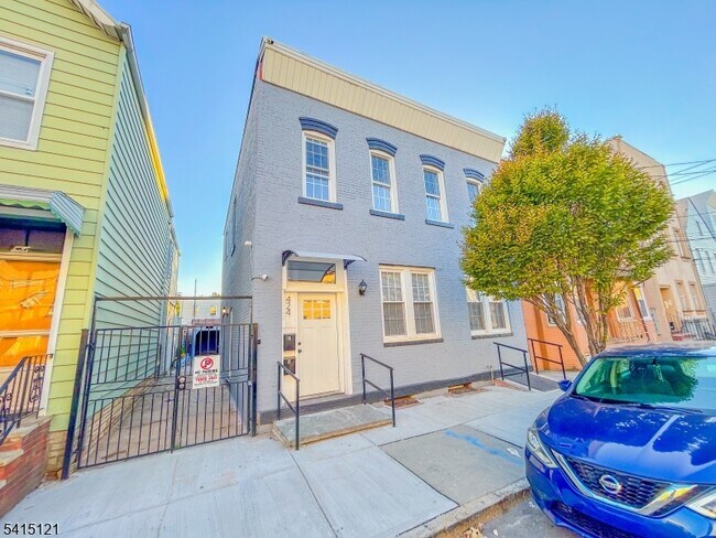 Building Photo - 424 Walnut St