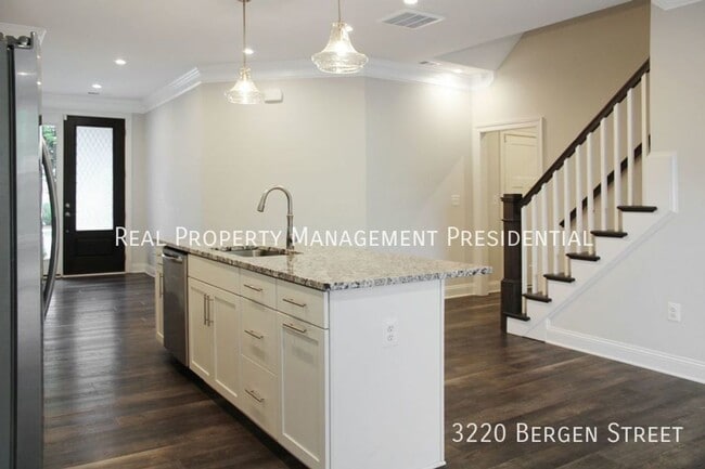 Building Photo - 3-bedroom villa with 1st floor primary