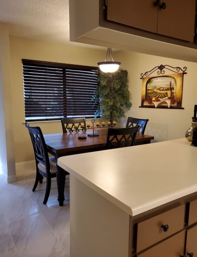 Foto del edificio - Cozy 2 Bedroom Townhome in the Northwest!