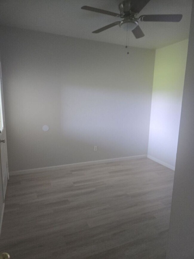Building Photo - 131-131 Collett Ct