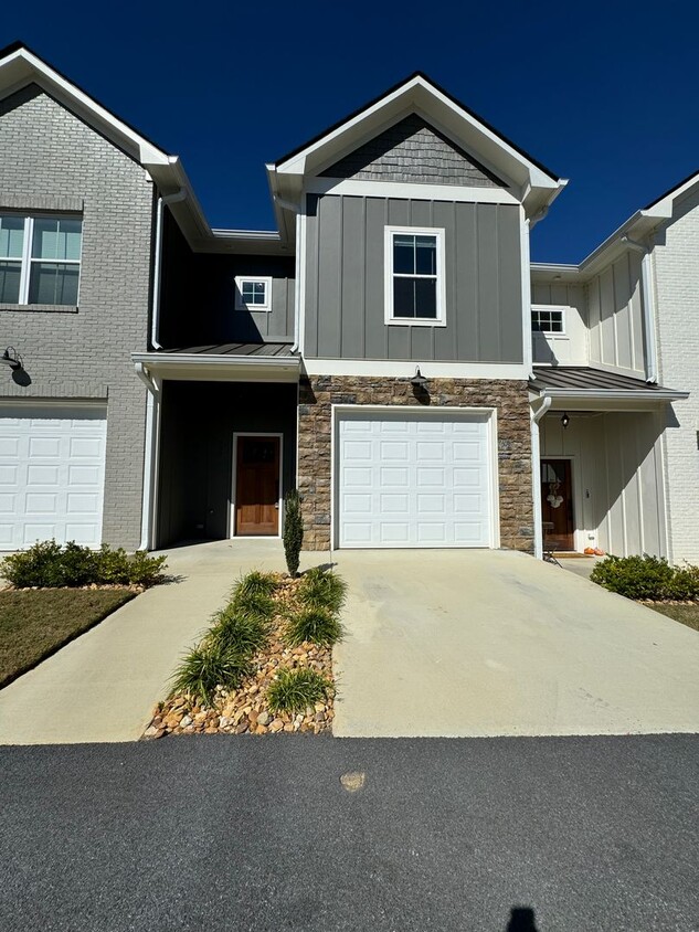 Primary Photo - NEW 3/2.5 Gaited Townhouse in Downtown Rom...