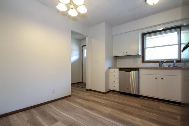 Building Photo - 1413 Flag Ave N