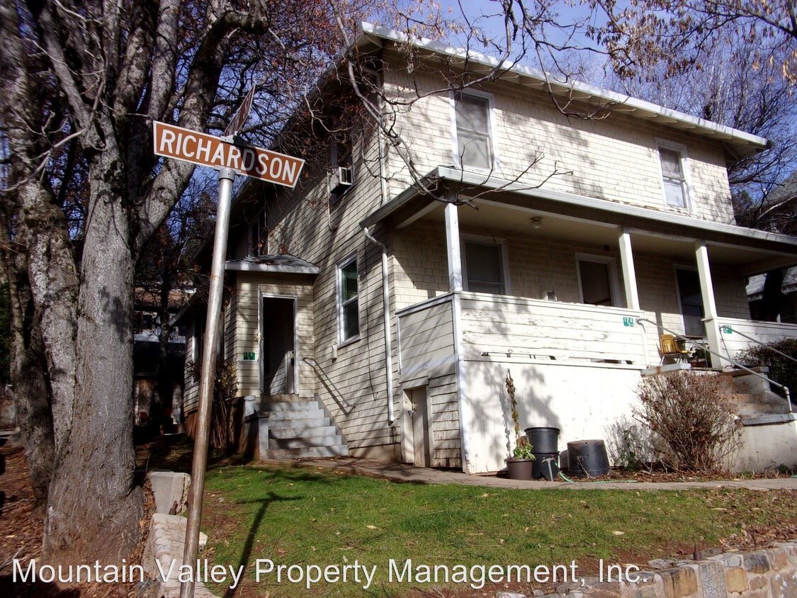 Primary Photo - 124-128 Richardson St