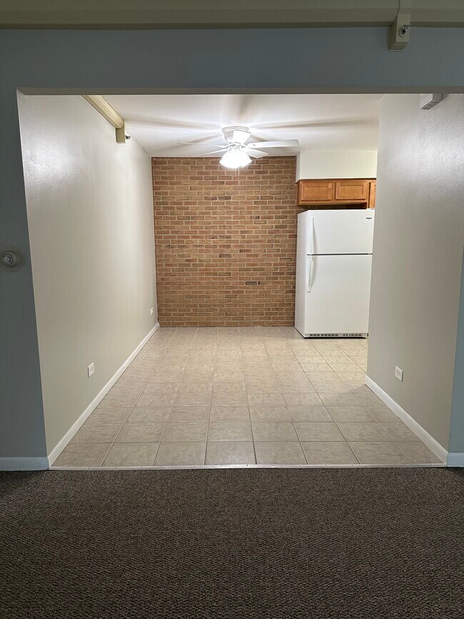 Building Photo - 2099 Vernon Dr