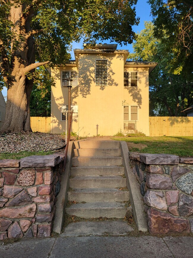 Building Photo - 608 S Walts Ave