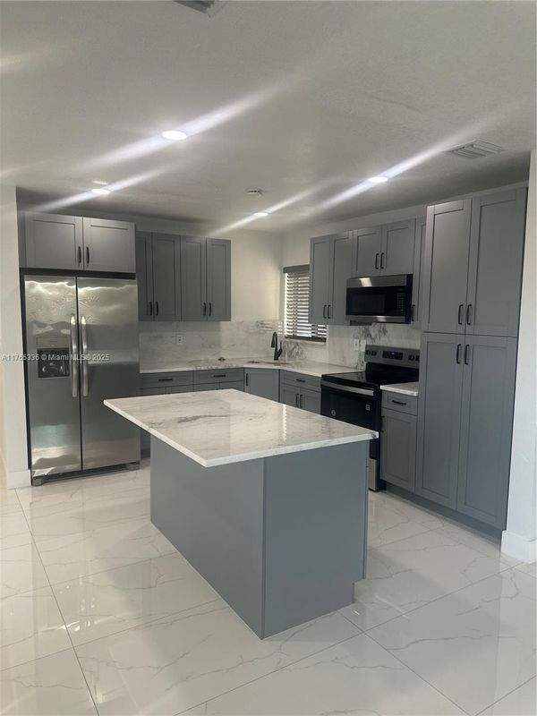 Foto principal - 16900 NW 36th Ave
