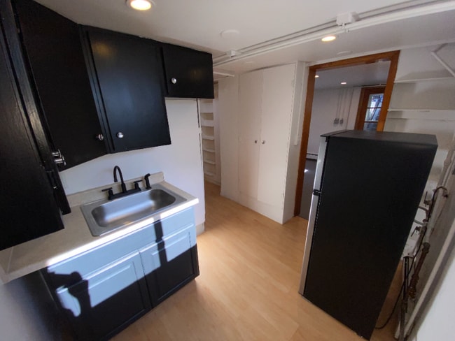 Building Photo - 521 S Bryan Ave