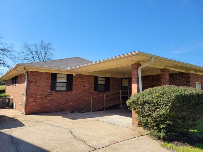 Foto del edificio - 912 N Main St