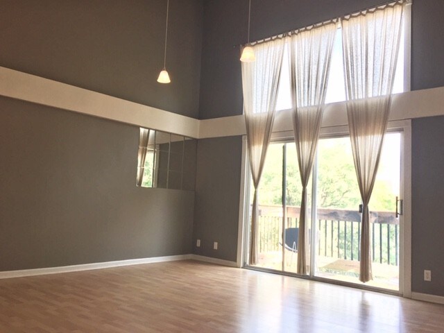 Living Room w/ Vaulted Ceilings - 4532 Holly St