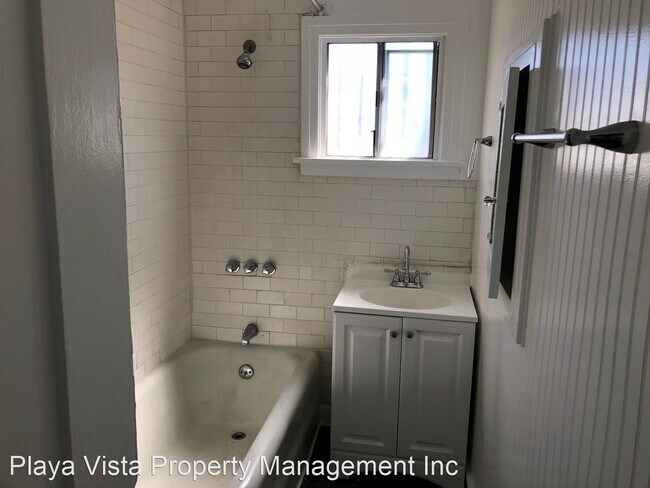 Building Photo - 620-622 E 84th St