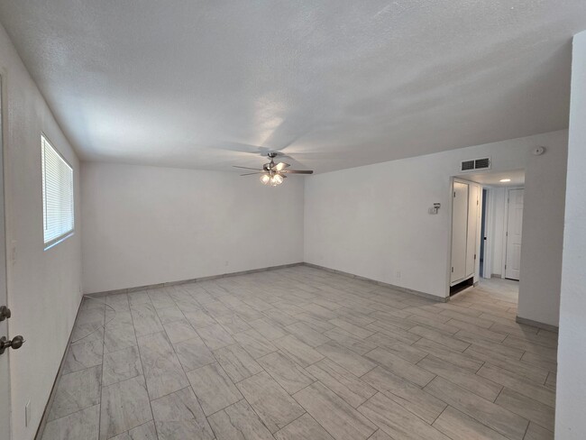 Building Photo - 511 N Iroquois Ave