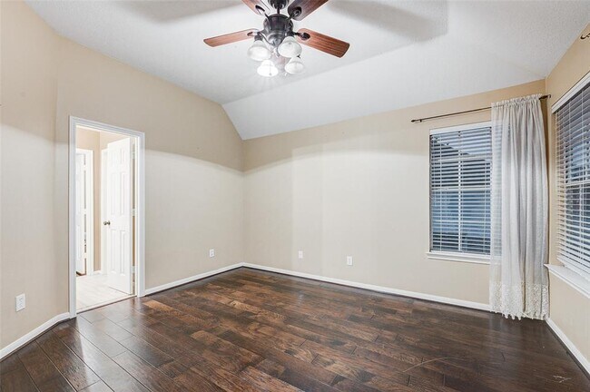 Building Photo - 815 Pointe Loma Dr