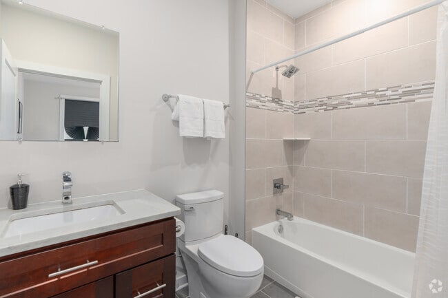 1BR, 1BA - 603SF - Bath - Fairmount Square