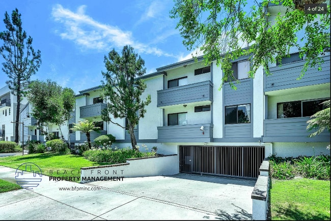 Building Photo - 12314 Moorpark St