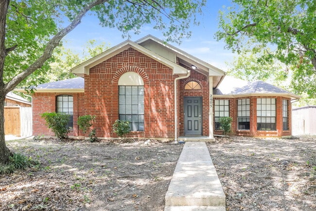 Building Photo - 2605 Hartford Ln