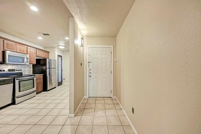Building Photo - 7211 Lakewood Dr