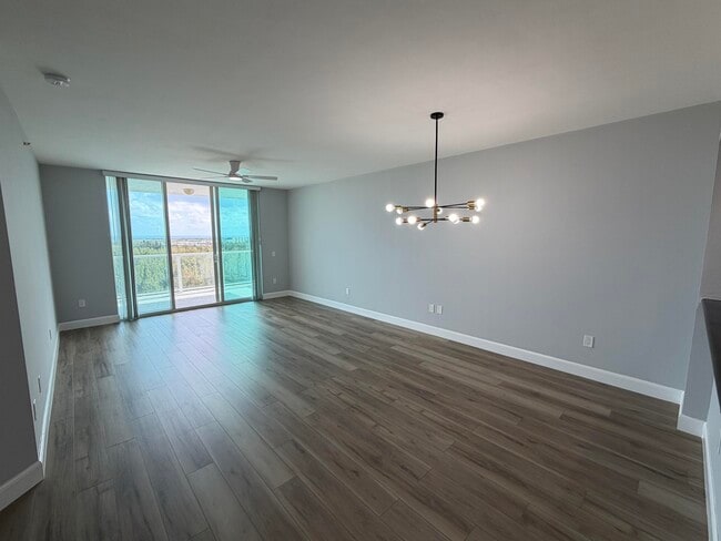 Building Photo - 15051 Royal Oaks Ln