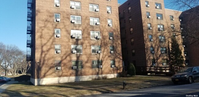 Foto del edificio - 73-45 210th St