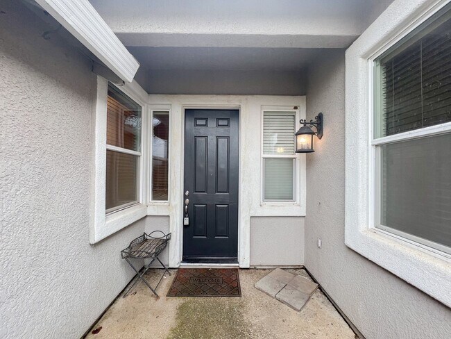 Building Photo - Spacious Single Story Three Bedroom Home