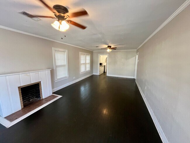 Foto del edificio - 6 month lease available One Block from Texas Tech