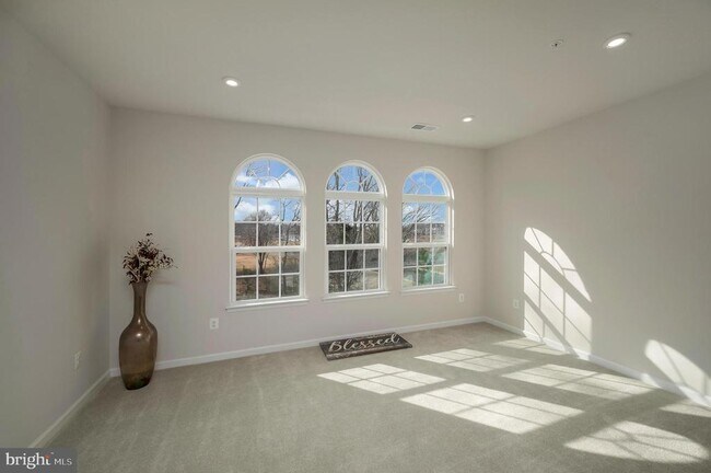 Foto del edificio - 7977 Independence Dr