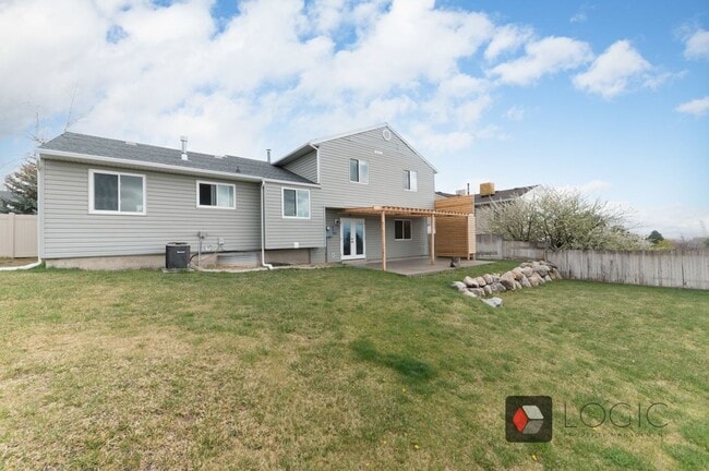 Building Photo - Stunning Home In Excellent Sandy Location!
