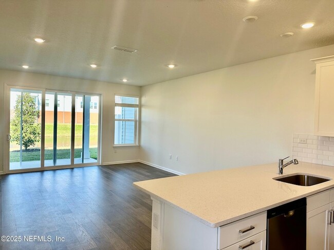 Building Photo - 181 Brandon Lks Dr