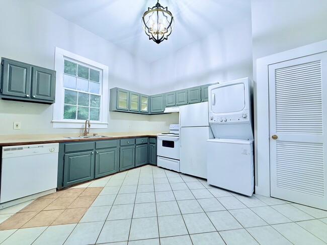 Building Photo - 1010 Dauphin St