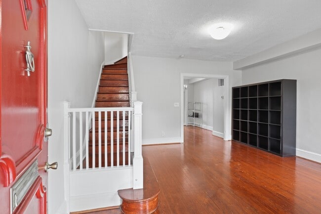 Building Photo - 209 Douglas St NE