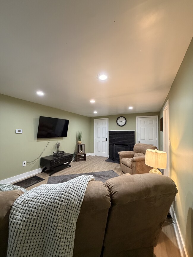 Building Photo - 305 W Main St