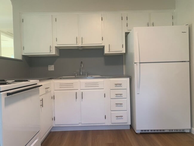 Building Photo - 2  Bedroom Single Family Home