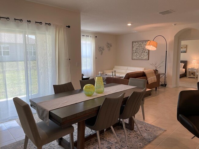 Large dining area fits six - 2688 Magnolia Ave