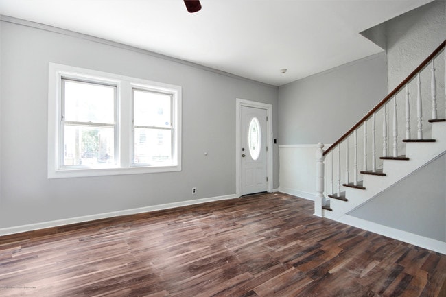 Building Photo - 208 Thorne St
