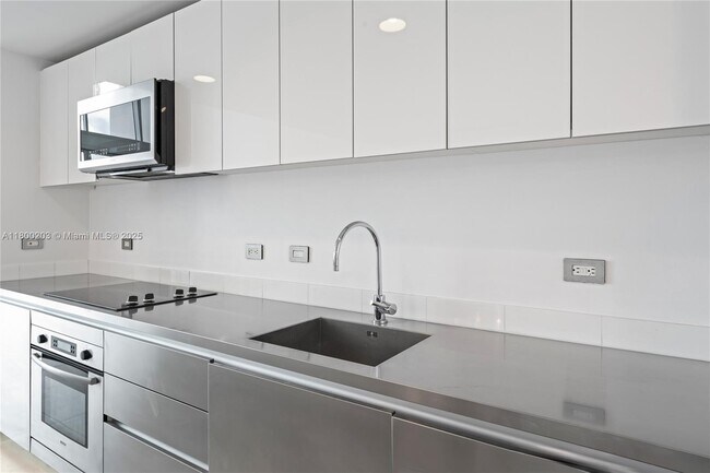 Building Photo - 1040 Biscayne Blvd