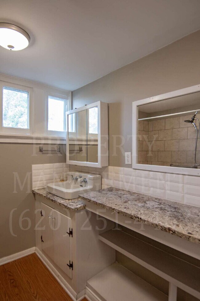 Foto del edificio - 4-Bedroom 2-Bathroom + Bonus Room