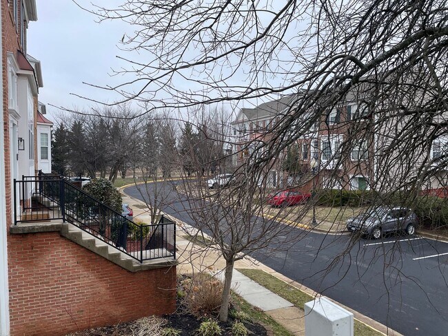 Foto del edificio - Elegant And Spacious 3 Bed 3.5 Bath Townhome In Vibrant Loudon Parkway Center